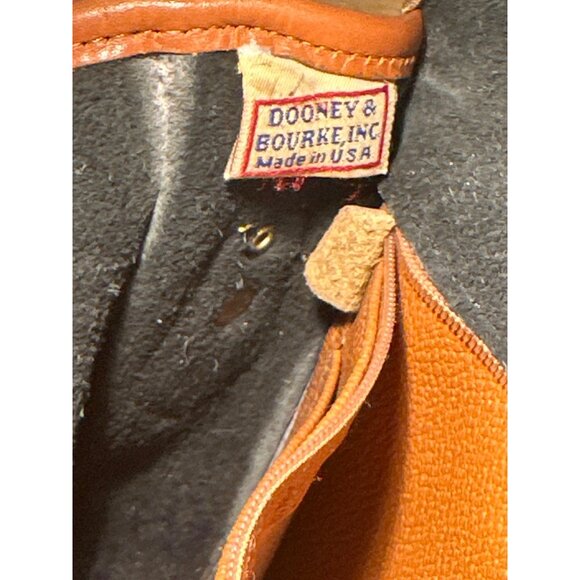 Elegant Black and Tan Leather Crossbody Bag - Picture 3 of 16